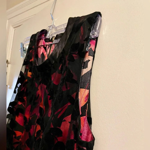 SLNY Vibrant Red Orange Floral Sheath Dress Black Velvet Burnout Overlay Size 6 - Picture 5 of 13